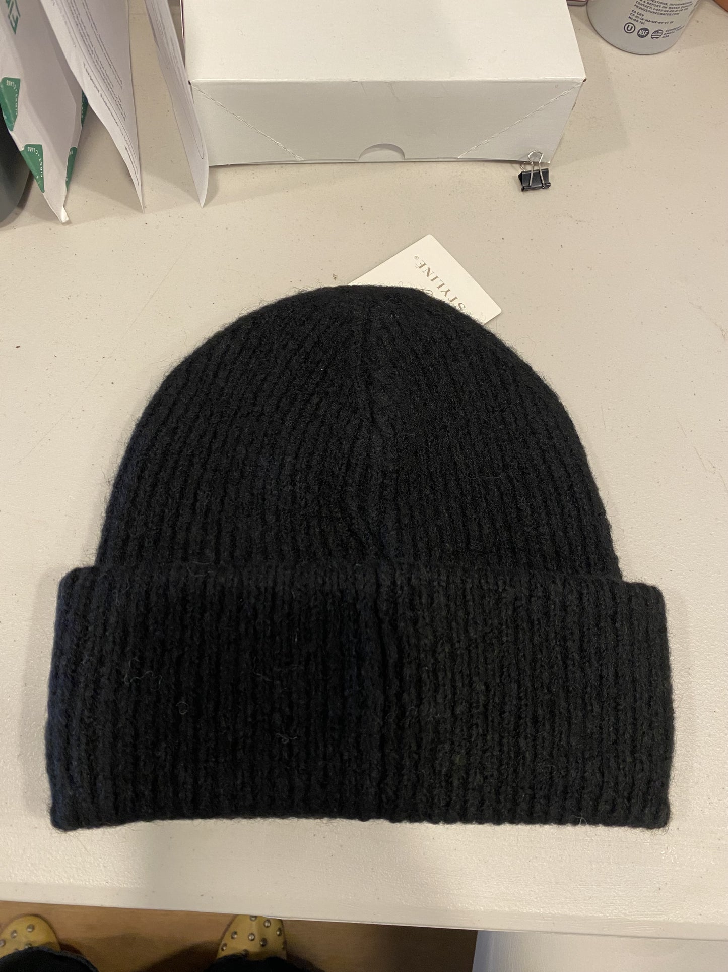 Isalis Beanie in Black