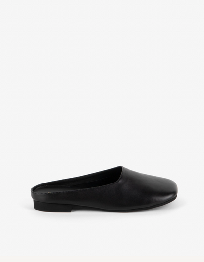 Lea Leather Clogs in Black