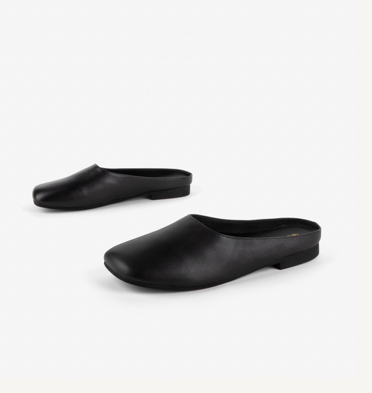 Lea Leather Clogs in Black