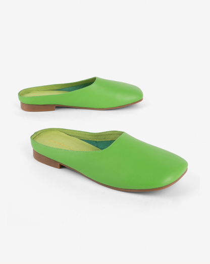 Lea Leather Clogs in Kiwi