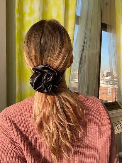 Rosette Scrunchie in Black